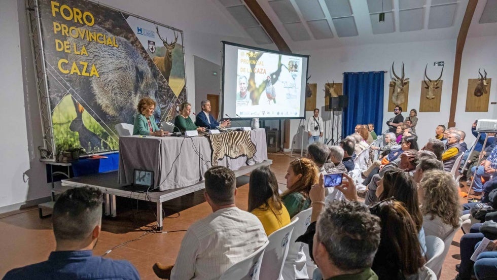 Unos 200 cazadores debaten en un foro sobre el presente y futuro de la actividad cinegética