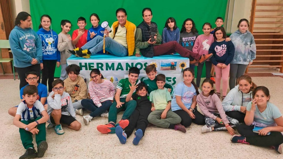Los hermanos Lagares inician una gira por colegios onubenses para divulgar 'la magia del cine'