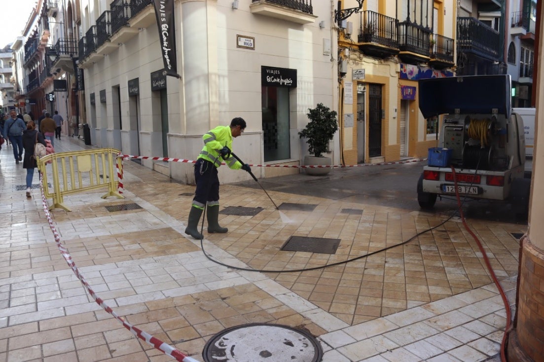Las calles de Huelva no se librarán de los restos de cera hasta dentro de un mes