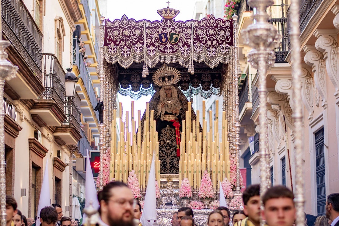 La Semana Santa de Huelva vive su jornada más clásica como preludio a la Madrugá