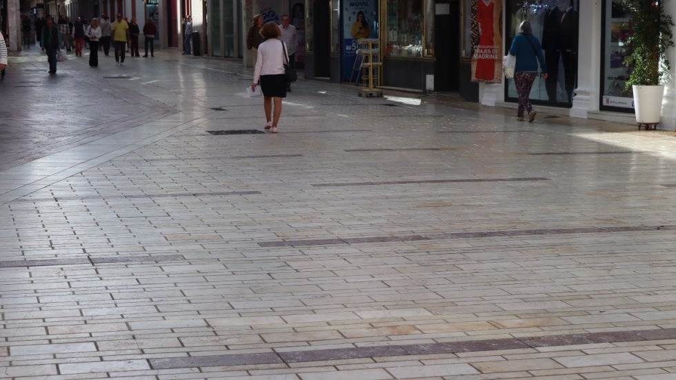 Las calles de Huelva no se librarán de los restos de cera hasta dentro de un mes