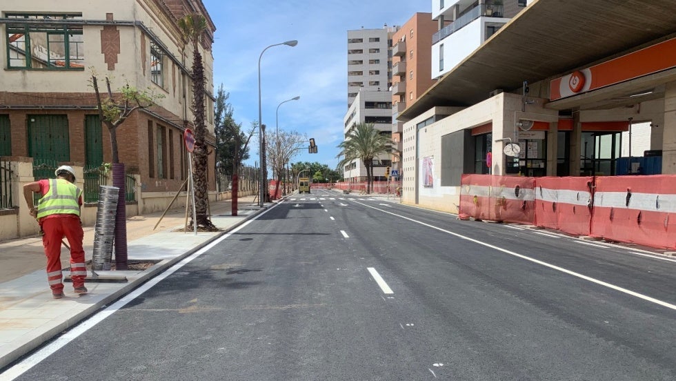 Se reabre al tráfico con dos carriles la calle Ángel Muriel, pero seguirán en obras las aceras