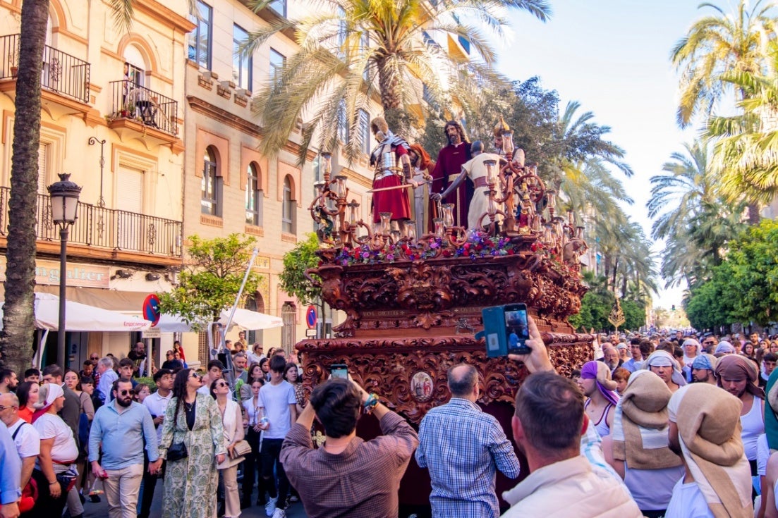 Huelva vive el día grande de su Semana Santa con un Miércoles Santo de ensueño