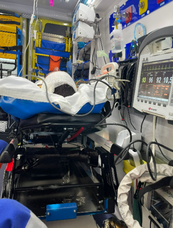 Trasladan al hospital de Riotinto a un joven que se precipitó desde una altura de tres metros después de electrocutarse
