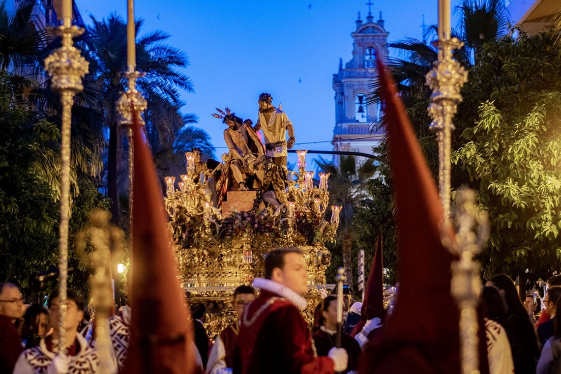 La Semana Santa de Huelva vive su jornada más clásica como preludio a la Madrugá