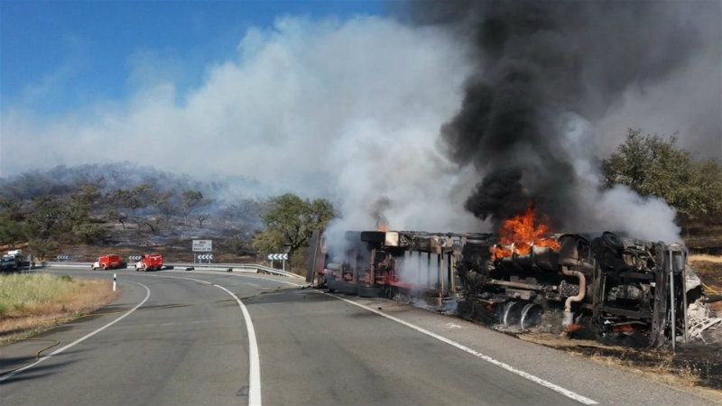 El fuego provocado por el accidente de un camión ha arrasado 80 hectáreas en el término de La Nava