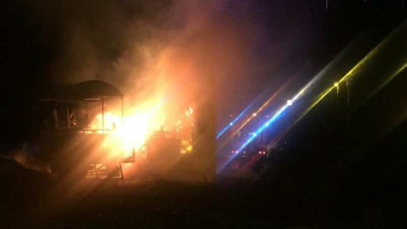 Prenden fuego de madrugada a dos carros de romería en Punta