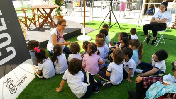 Sara Serrat, Paqui Aquino y Mayte Martínez firman ejemplares en la Feria del Libro