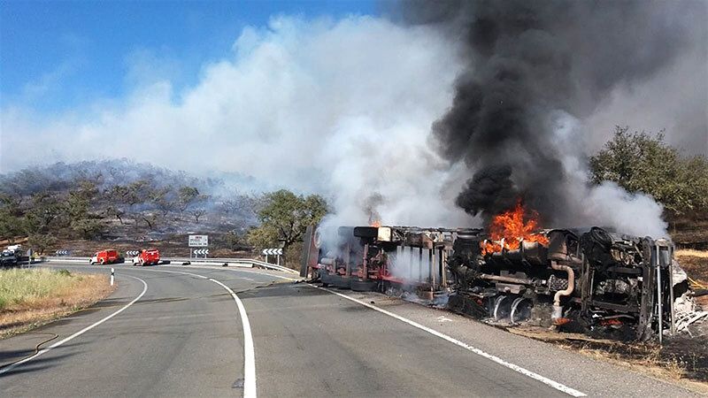 Declarado un incendio en La Nava tras el accidente de un camión en el que ha muerto su conductor