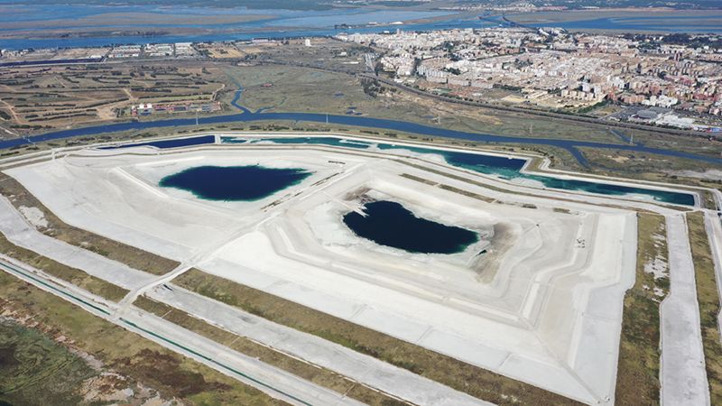 Greenpeace y Mesa de la Ría denuncian al Ministerio el vertido de aguas tóxicas de Fertiberia
