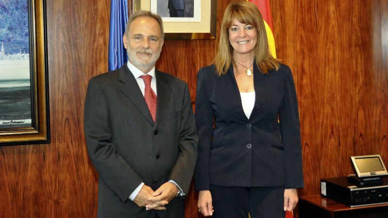 Pilar Miranda da a conocer los proyectos del puerto onubense al presidente de Puertos del Estado
