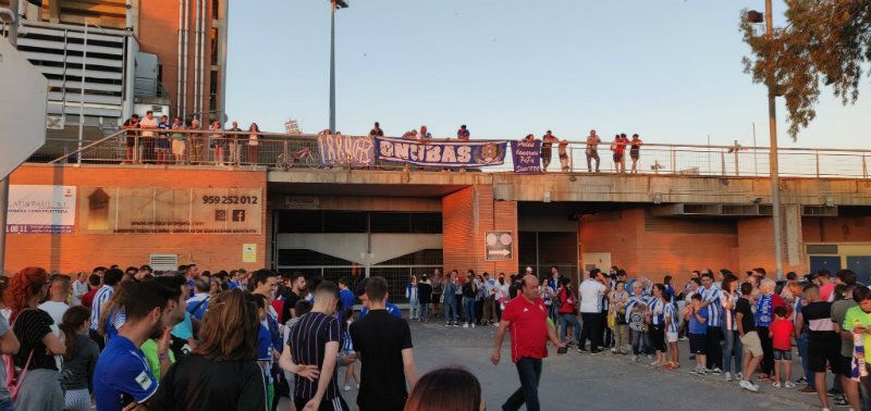 Espectacular recibimiento al autobús del Recre en su llegada al Colombino