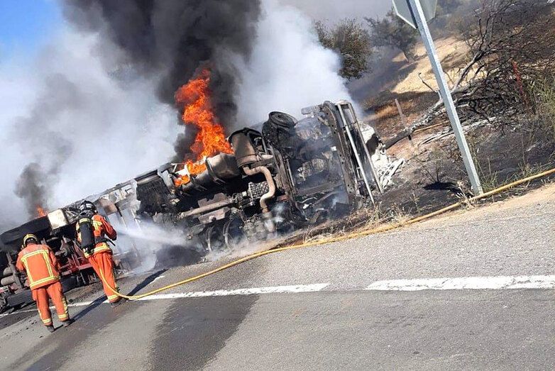 Declarado un incendio en La Nava tras el accidente de un camión en el que ha muerto su conductor