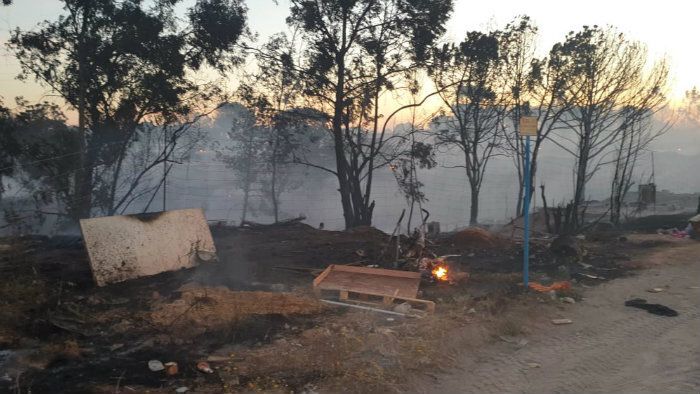 Una persona herida en el incendio de unas chabolas en Palos