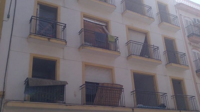 Recogen firmas para que se desaloje a los okupas de la calle Macías Belmonte