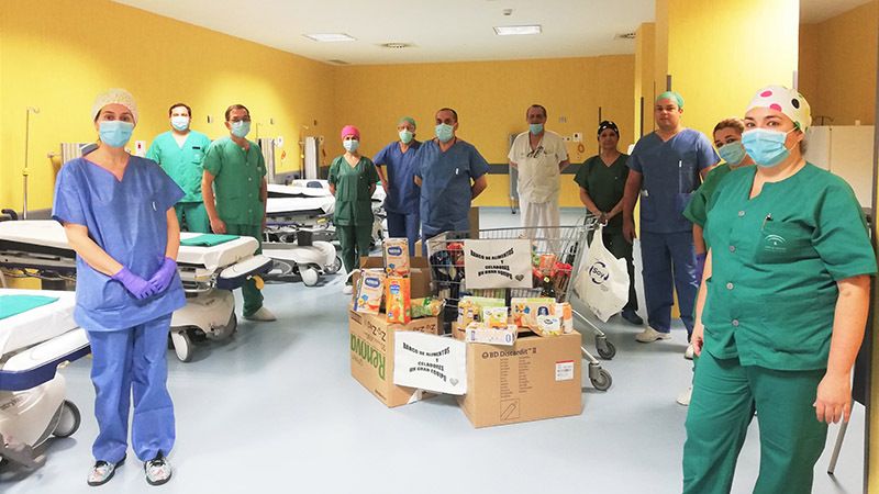 Los celadores del Infanta Elena recogen alimentos para las familias necesitadas