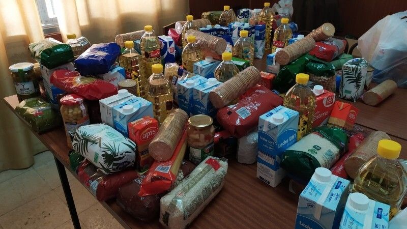 La Asociación Juvenil Carabela y la Hermandad del Cautivo reparten 3.200 kilos de alimentos entre los vecinos más vulnerables
