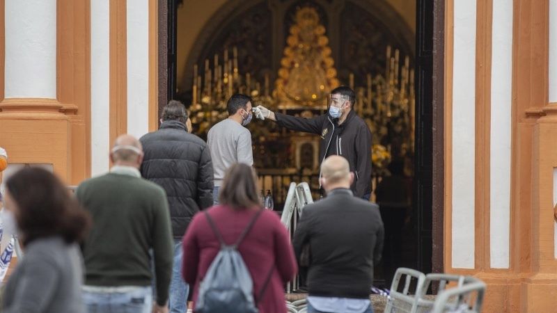 Colas con ritmo fluido para ver a la Virgen del Rocío en el primer día de apertura de la parroquia
