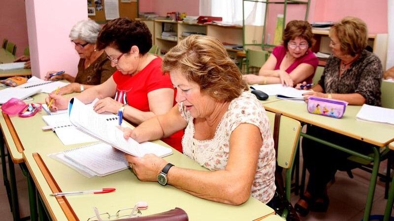 La Junta oferta cerca de 14.000 plazas de Educación Permanente para adultos en Huelva