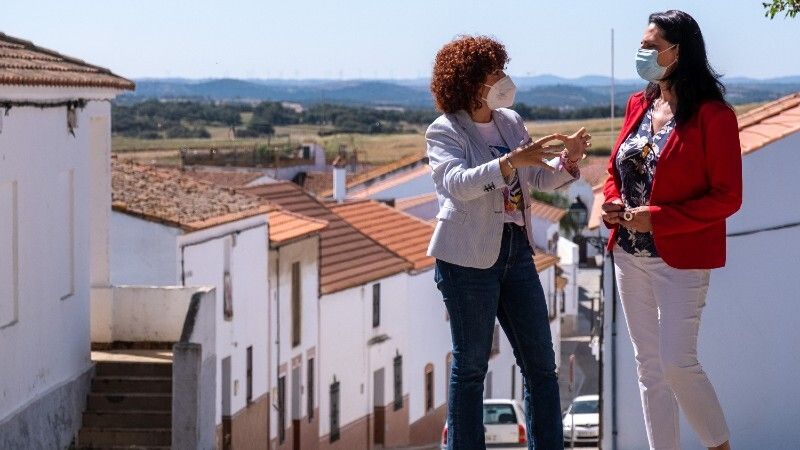 La realidad municipal de Paymogo y Villanueva de las Cruces, en el 'Pueblo a pueblo' de María Eugenia Limón