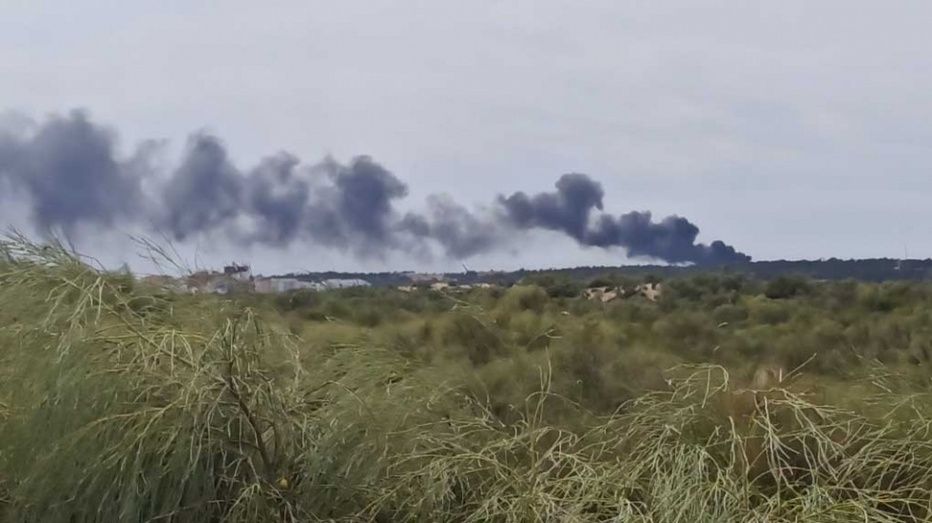 El Infoca trabaja en la extinción de un incendio forestal en Lepe