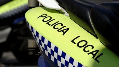 Rajan la rueda de un vehículo de la Policía Local de Valverde mientras los agentes disolvían una pelea en una discoteca