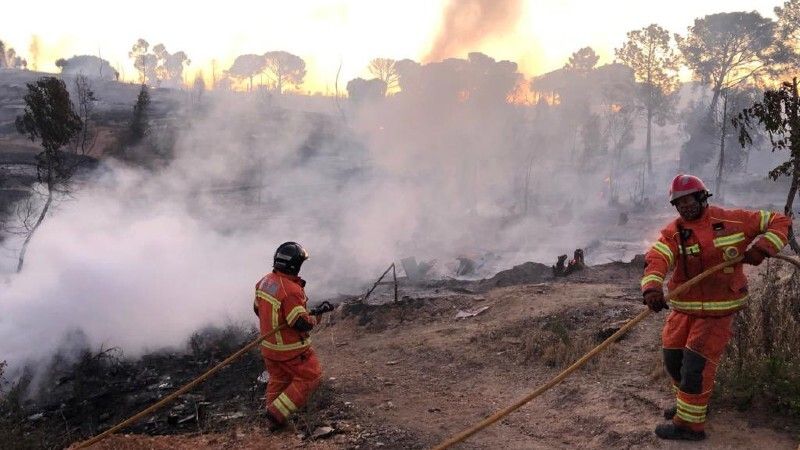 Un incendio declarado esta madrugada afecta al 60% de un asentamiento chabolista de Palos y deja dos heridos