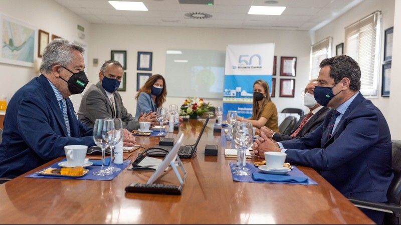 Juanma Moreno visita Atlantic Copper y señala que Andalucía trabaja en 17 proyectos industriales orientados a la economía circular y las energías renovables