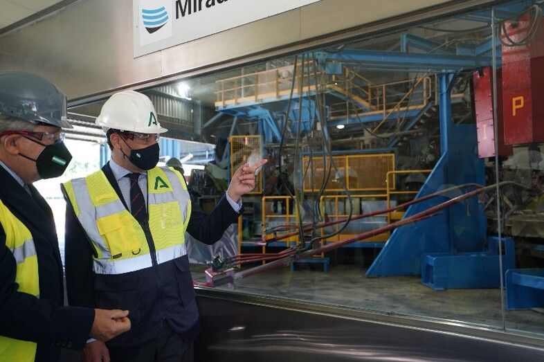 Juanma Moreno visita Atlantic Copper y señala que Andalucía trabaja en 17 proyectos industriales orientados a la economía circular y las energías renovables