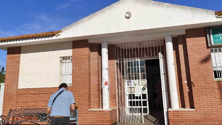 Los independientes de Aljaraque piden una pérgola que proteja del calor para la entrada del consultorio de Corrales