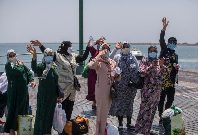 España y Marruecos preparan ya el retorno de 12.600 temporeras en plena crisis de Ceuta