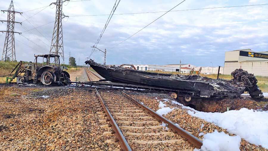 El misterioso incendio en la vía del tren: el tractor que trasladaba la narcolancha era robado