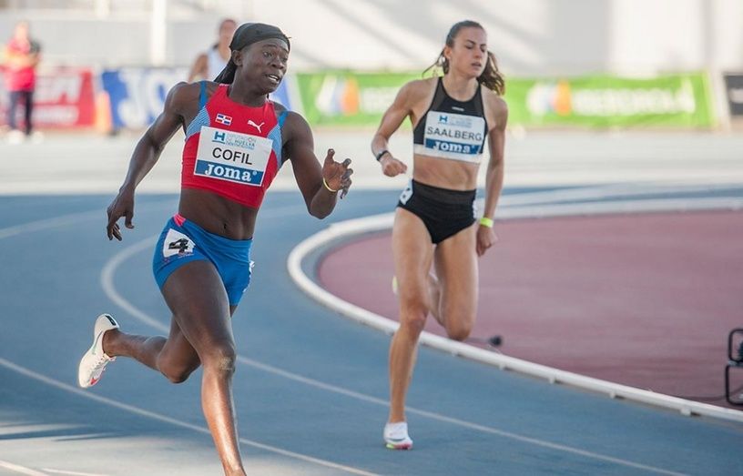 Billete mundial y europeo para Víctor Ruiz y Ouassim Oumaiz en Huelva, con récord de España Absoluto del 4x100 femenino
