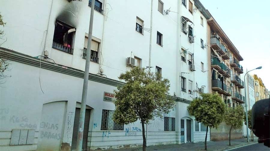 Tres afectados por inhalación de humo en el incendio de una vivienda de la Avenida Cristóbal Colón
