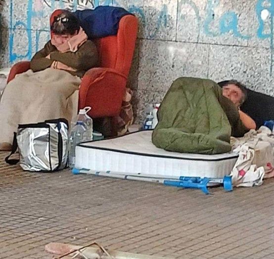 Vecinos de la plaza del Titán denuncian problemas de salubridad ocasionados por dos indigentes instalados allí