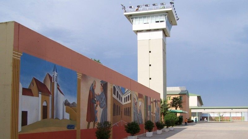 Reaniman en la cárcel de Huelva a un interno peligroso que provocó un incendio en su celda