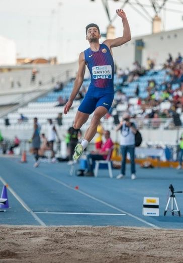 Billete mundial y europeo para Víctor Ruiz y Ouassim Oumaiz en Huelva, con récord de España Absoluto del 4x100 femenino