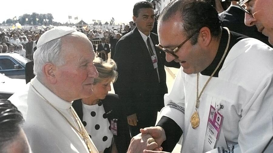 El párroco Diego Capado presenta el lunes en la Caja Rural su libro 'El Rocío y San Juan Pablo II'