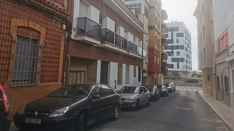 Denuncian inseguridad e insalubridad por un bloque ocupado en la calle Tharsis