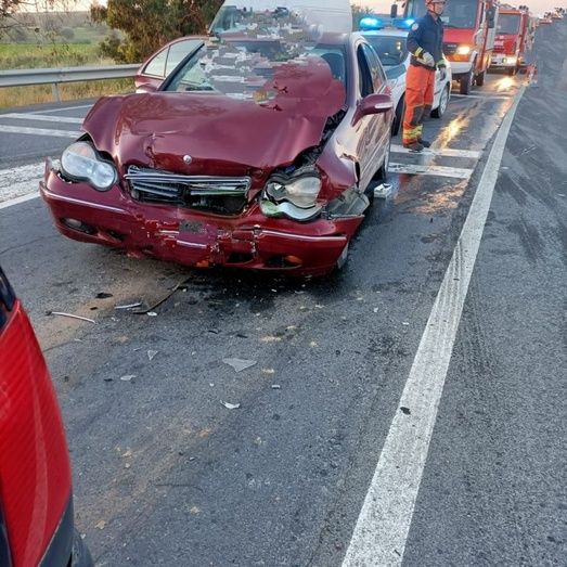 Dos fuertes siniestros en la N-431 en una accidentada mañana