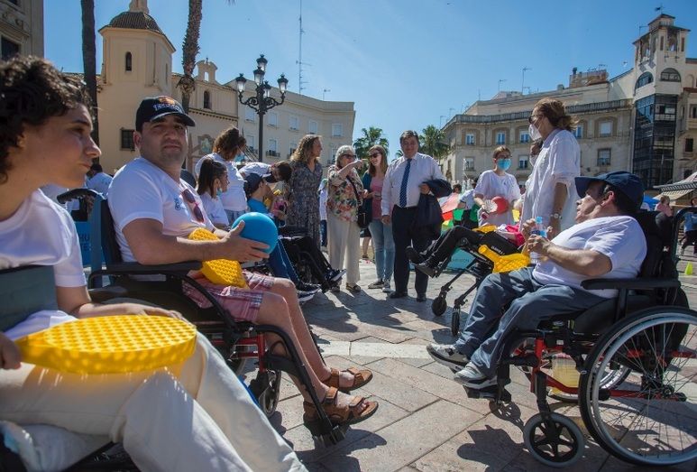 El Día del Bádminton inclusivo reúne a 200 practicantes en la plaza de las Monjas