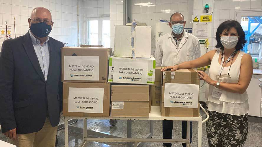 Atlantic Copper dona material de investigación a la UHU y al Colegio Diocesano