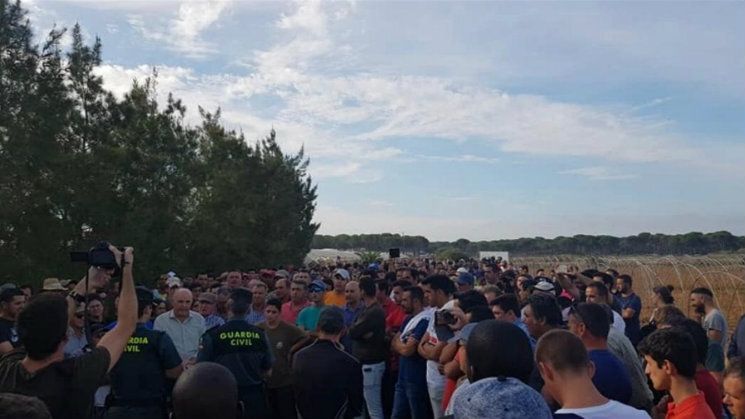 El alcalde de Lucena del Puerto se reúne con Manuela Parralo para abordar el cierre de los pozos