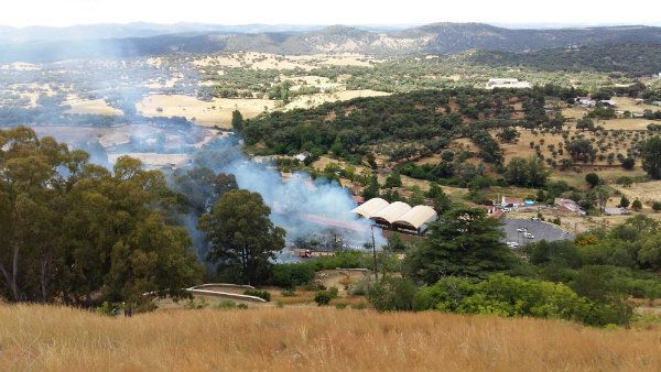 Un incendio en Aracena afecta a la ladera del Castillo y a un talud de la carretera