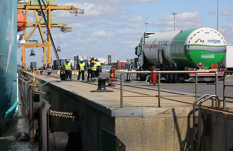 El ferry 'Nápoles' de Baleària protagoniza la primera operación de 'bunkering' de GNL camión-barco en el Puerto de Huelva