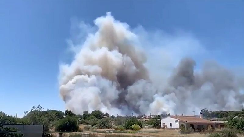 El Infoca refuerza su dispositivo en Beas, donde el fuego avanza sin control