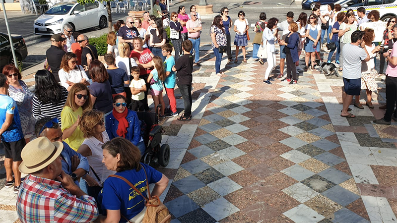 La comunidad educativa de Isla Cristina se concentra contra las agresiones