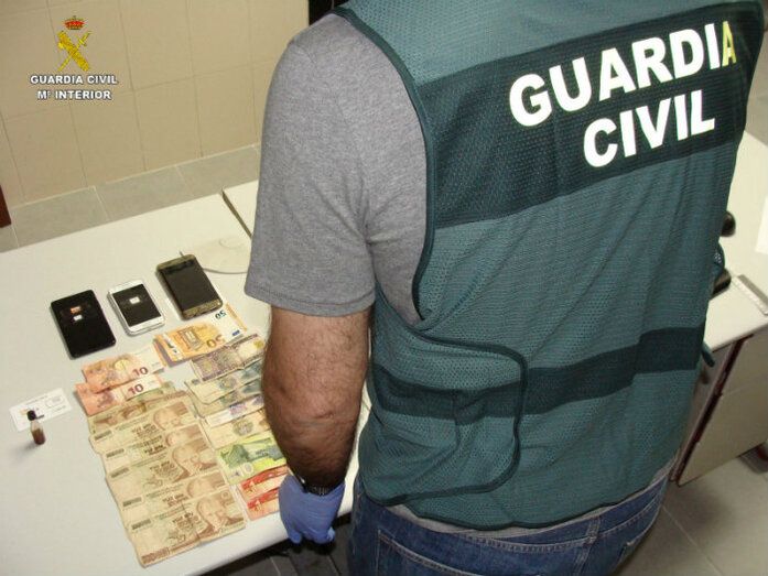Detienen a dos personas por estafar más de 87.000 euros con timos de billetes tintados y email falsos