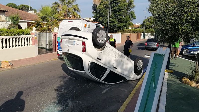 Cuatro heridos tras volcar un coche al chocar con otro en Almonte