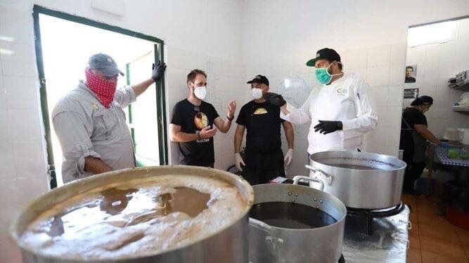 El reconocido chef José Andrés visita la cocina solidaria de la Asociación Juvenil Carabela